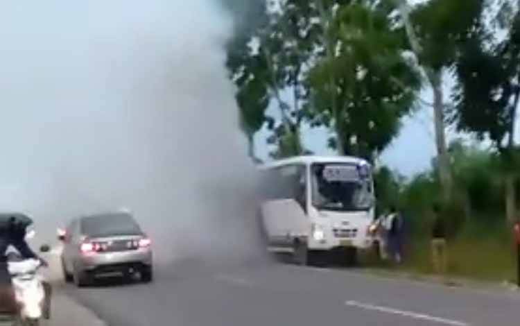 Kepulkan Asap Tebal dan Dikira Terbakar, Ternyata Bis Damri Alami Kerusakan Mesin