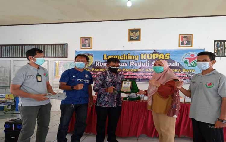 Keluruahan Panarung Luncurkan Program Komunitas Peduli Sampah