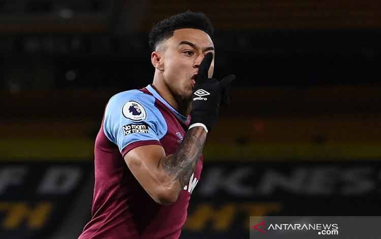 Gelandang serang West Ham United Jesse Lingard melakukan selebrasi seusai mencetak gol ke gawang Wolverhampton dalam lanjutan Liga Inggris di Stadion Molineux, Wolverhampton, Inggris, Senin (5/4/2021). (ANTARA/REUTERS/POOL/Laurence Griffith)