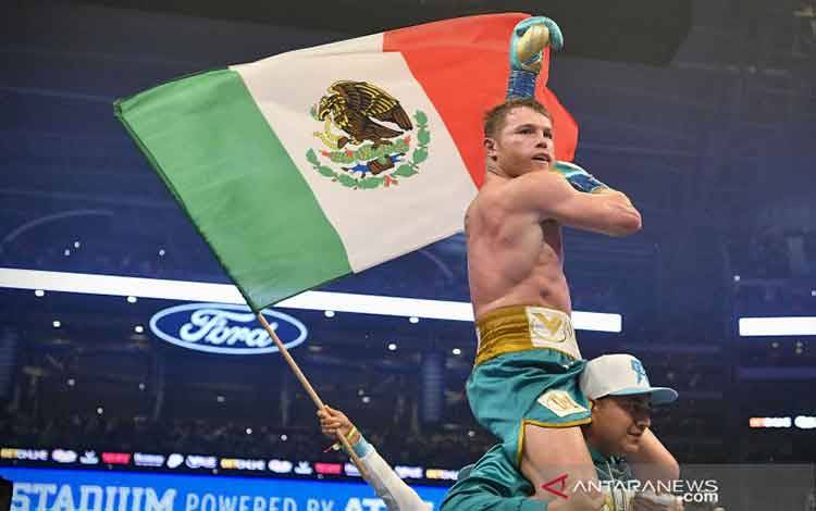 Petinju Mexico Saul Canelo Alvarez merayakan kemenangannya atas Billy Joe Saunders asal Inggris dalam laga tinju kelas menengah super di AT&T Stadium, Arlington, Texas, AS, SABTU (8/5/2021). Canelo berhasil menang TKO atas Joe Saunders dengan TKO usai ronde delapan. ANTARA FOTO/REUTERS/ Jerome Miron-USA TODAY Sports/foc.