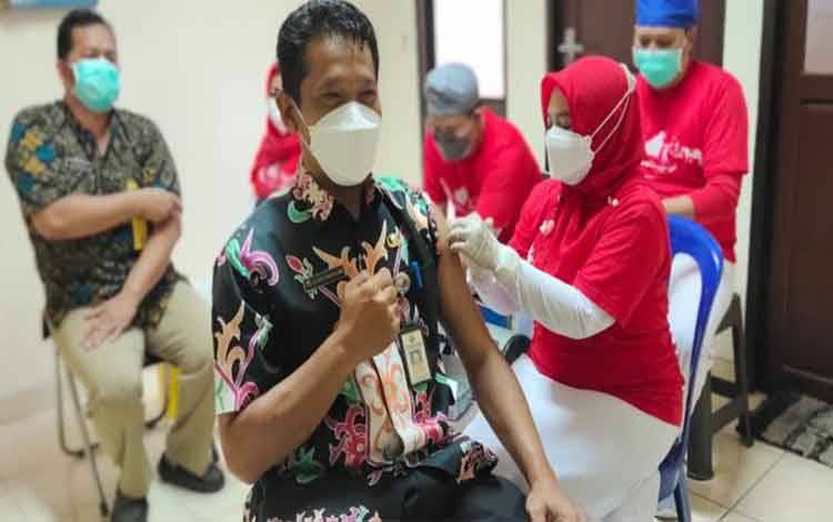 Tenaga Kesehatan RSUD Kuala Kapuas Terima Vaksinasi Ketiga