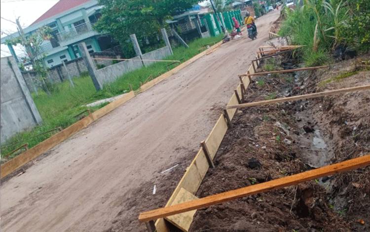 Warga Protes Pembangunan Jalan Gang Batu Mutiara yang Menyempit