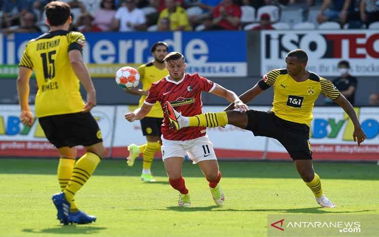 Manuel Akanji Sesalkan 2 Kesalahan Dortmund saat Dibekuk Freiburg