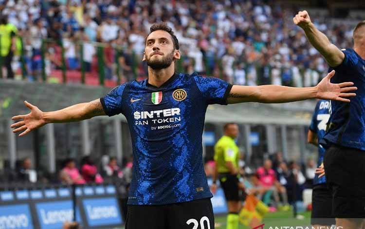 Debut Gemilang Calhanoglu dan Dzeko Bantu Inter Menangi Laga Pembuka