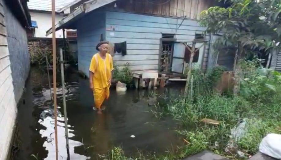 Drainase Box Culvert Tersumbat, Permukiman Warga di Jalan Matnoor Tergenang Air