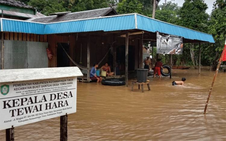Sejumlah anak-anak dan warga saat bermain di depan rumah mereka yang dilanda banjir.?