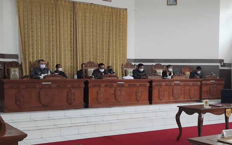 Suasana dimulainya rapat paripurna di ruang sidang paripurna DPRD Kabupaten Gumas, Senin, 23 Agustus 2021