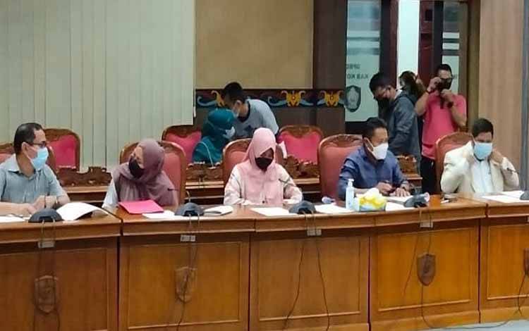 Anggota Bapemperda DPRD Kotawaringin Timur saat membahas Perda Prokes