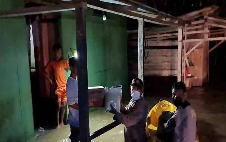 2 Desa di Aruta Terdampak Banjir, Kapolsek Pimpin Proses Evakuasi Warga