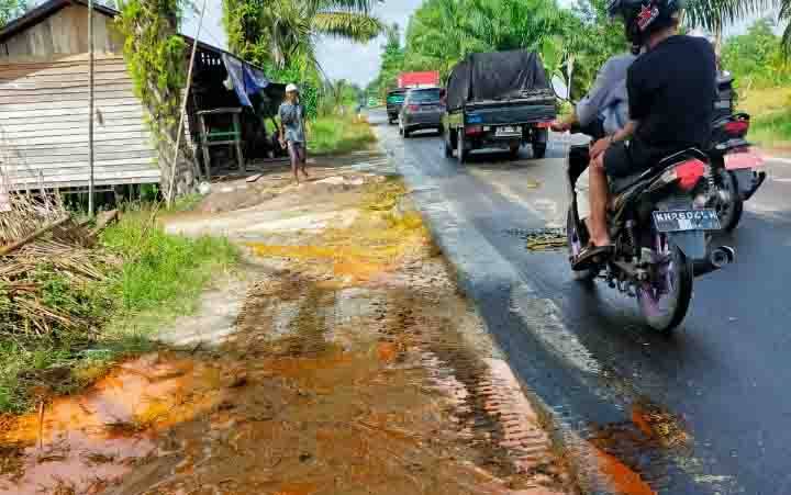 CPO Tumpah di Jalan HM Arsyad Sampit Membahayakan