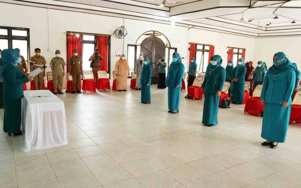 Ketua TP PKK Kabupaten Seruyan Fauziah Yulhaidir saat melantik 4 Ketua TP PKK Kecamatan