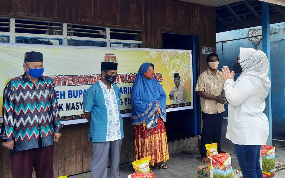Bupati Kobar, Nurhidayah saat menyerahkan bansos pada warga yang sudah menjalani isolasi mandiri dan dinyatakan sudah negatif covid-19.