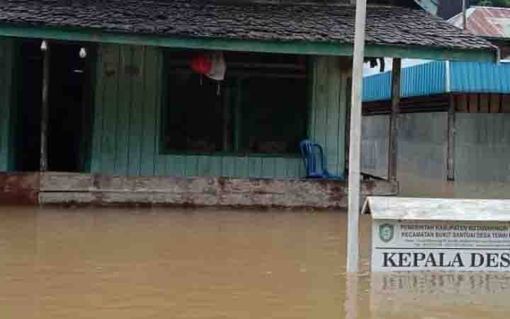 Banjir yang melanda salah satu desa di Kecamatan Bukit Santuai.
