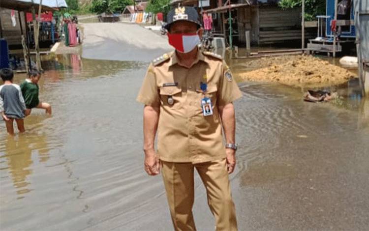 Camat Seruyan Tengah Mulyadi saat memantau kondisi banjir terkini di Kelurahan Rantau Pulut di lokasi air sudah surut.