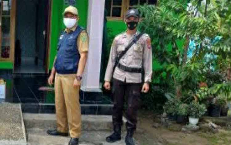 Petugas PPKM Kecamatan Selat Kembali Salurkan Bantuan untuk Warga Isoman