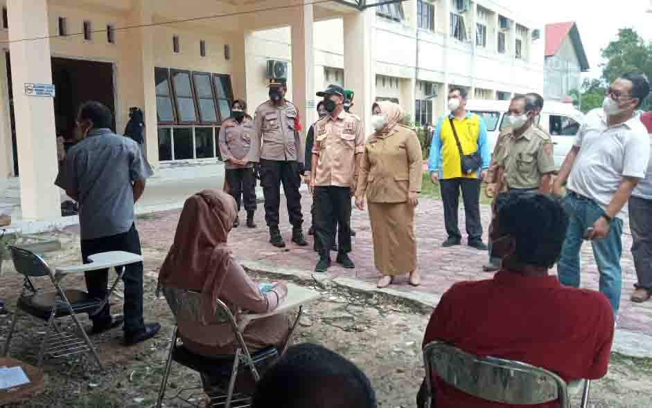 Bupati Kobar Tinjau Vaksinasi Massal di Universitas Antakusuma