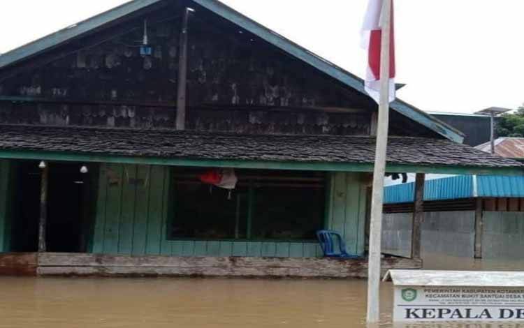 Banjir yang terjadi di wilayah hulu Kabupaten Kotawaringin Timur