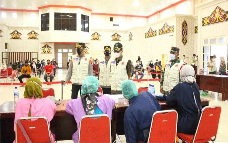Bupati Murung Raya Perdie M Yoseph saat meninjau pelaksanaan vaksinasi masal.