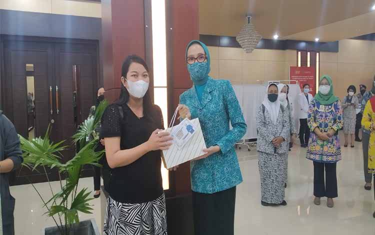 Ketua TP PKK Kalteng Serahkan Bantuan Kepada Ibu Hamil