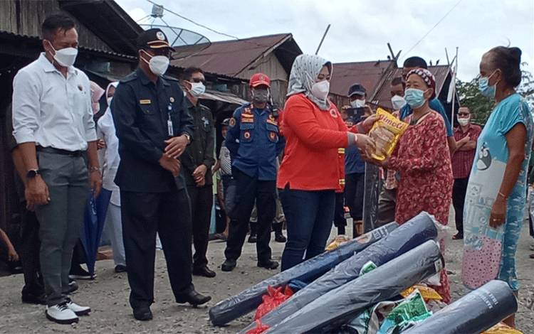Bupati Kobar Serahkan Bantuan Sosial Pada Korban Kebakaran di Kelurahan Baru