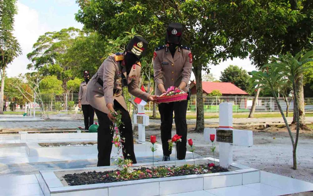 Polda Kalteng Ziarah ke Makam Pahlawan Peringati HUT Polwan Ke-73