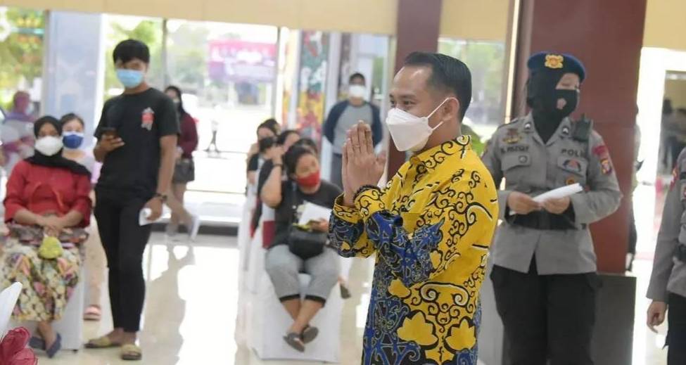 Wali Kota Palangka Raya Fairid Naparin saat meninjau vaksinasi ibu hamil di kantor Gubernur Kalteng, Kamis 26 Agustus 2021