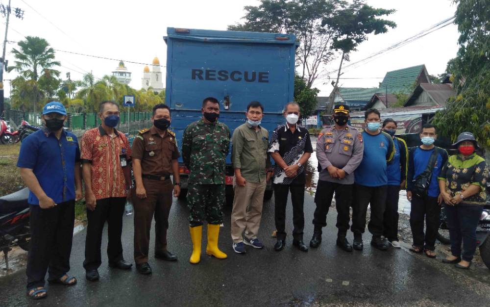 Sekda Katingan Pransang bersama Kepala Dinas Sosial Elmon Sianturi meninjau banjir di sekitar Taman Religi Kasongan.