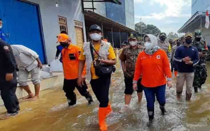 Bupati Kobar Salurkan Bantuan Untuk 519 KK Korban Banjir di Aruta