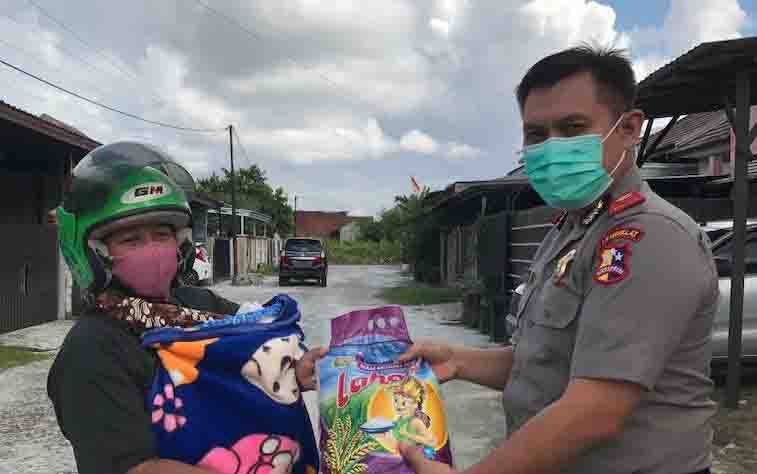 Sejumlah Warga Palangka Raya Terima Sembako dari Serdik Sespimmen 61