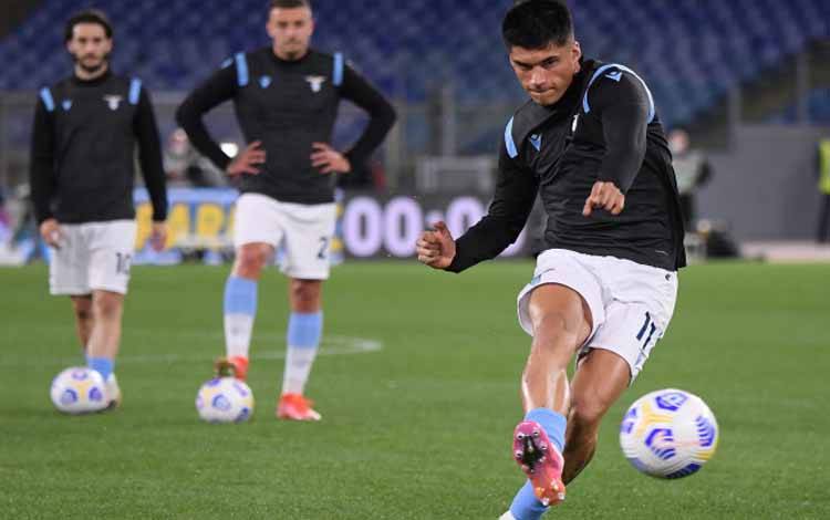 Joaqui Correa saat melakukan pemanasan sebelum pertandingan antara Lazio vs AC Milan di Stadio Olimpico, Roma, Italia pada 26 April 2021
