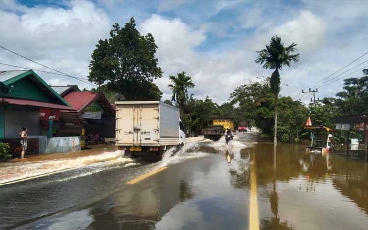 Jalan Trans Kalimantan Kasongan - Sampit Terendam Banjir