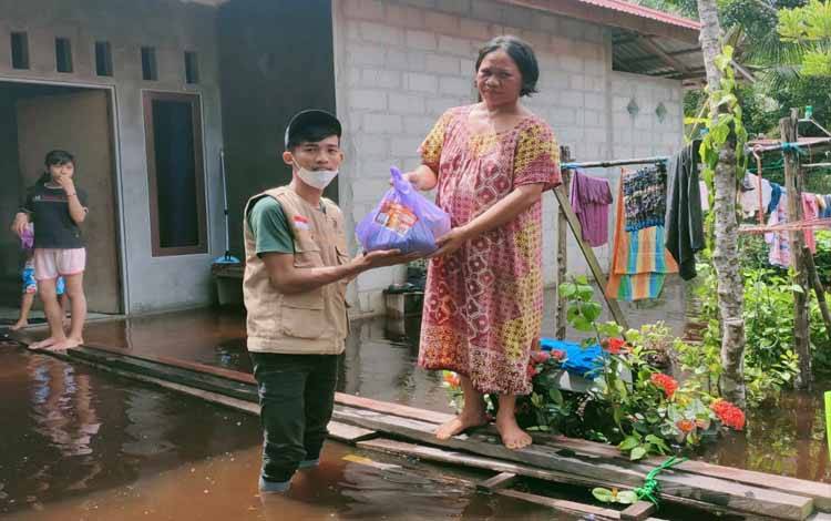 PKS Katingan Salurkan 50 Paket Sembako untuk Korban Banjir