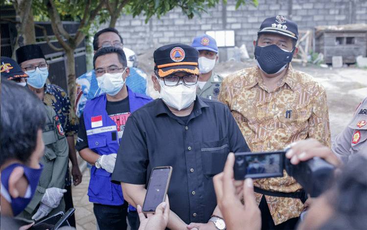 Sekda Jember Mirfano saat wawancara dengan sejumlah wartawan di Jember (ANTARA/HO-Diskominfo Jember)