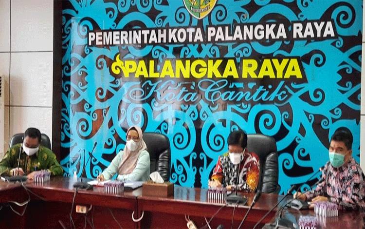 Sekda Kota Palangka Raya, Hera Nugrahayu membahas rencana vaksinasi tingkat keluarga bersama BKKBN