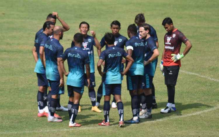 Pemain Persib Bandung saat menjalani latihan bersama dengan Persib U-20 di Stadion Gelora Bandung Lautan Api (GBLA), Bandung, Sabtu (28/8/2021)