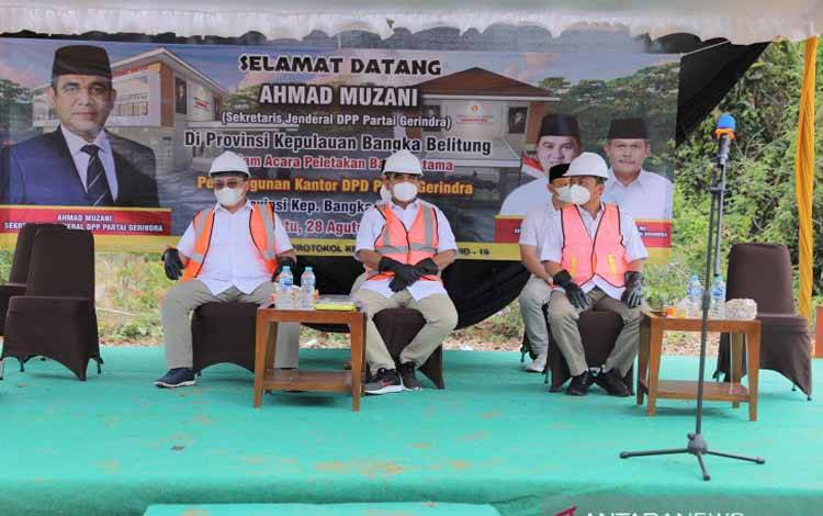 Sekretaris Jenderal DPP Partai Gerindra Ahmad Muzani (tengah) menghadiri acara peresmian dimulainya pembangunan Gedung Sekretariat DPD Gerindra Bangka Belitung, Sabtu 28 Agustus 2021