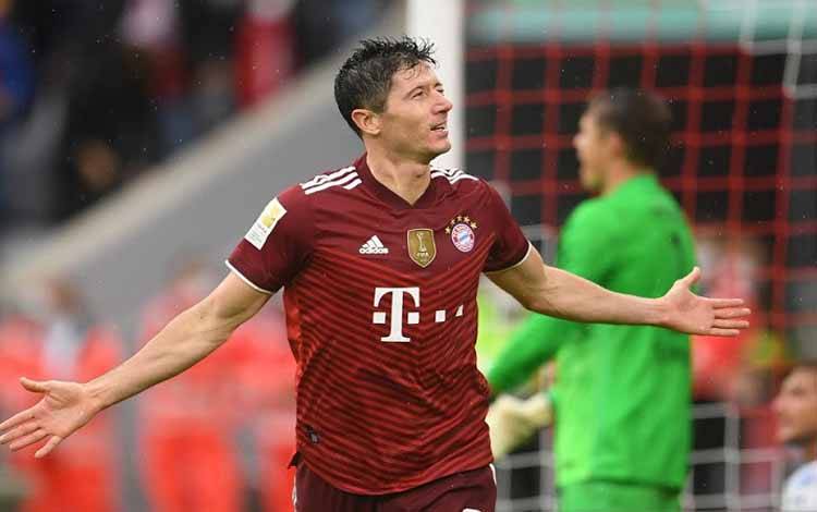 Penyerang Bayern Muenchen Robert Lewandowski merayakan gol pertamanya ke gawang Hertha Berlin dalam laga lanjutan Liga Jerman di Stadion Allianz Arena, Muenchen, Jerman, Sabtu (28/8/2021) waktu setempat