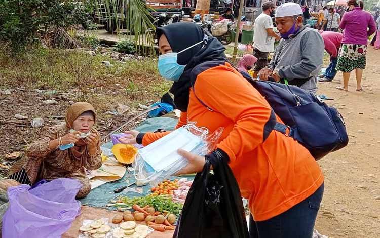 BPBD Damkar Barito Timur Optimalkan Pencegahan Penularan Covid-19 di Pasar Bambulung