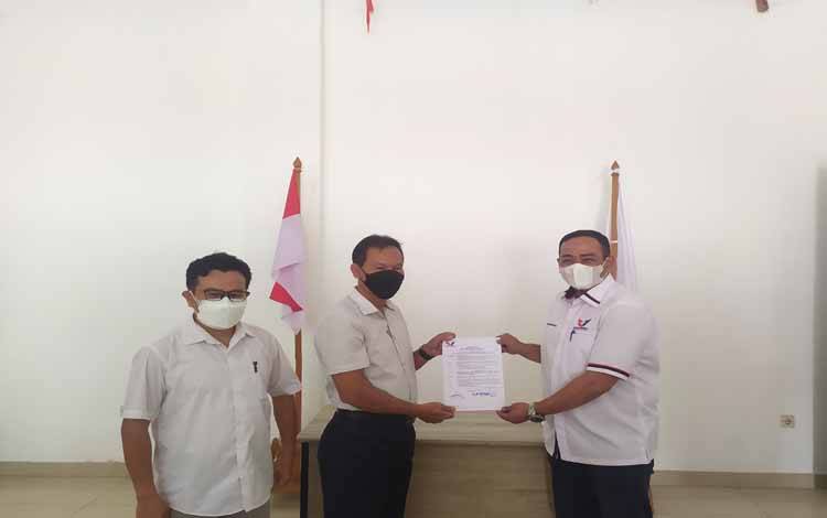Ketua DPW Partai Perindo Kalteng, Sengkon menerima sejumlah aset/inventaris partai yang diserahkan kepadanya oleh DPP Perindo, Jumat lalu