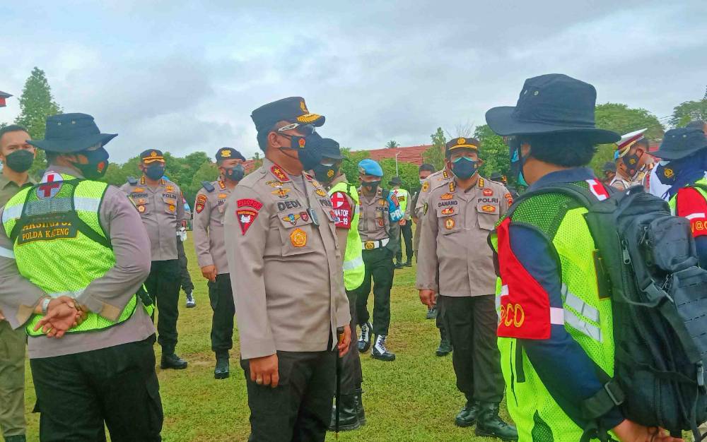 Kapolda Kalteng, Irjen Pol Dedi Prasetyo saat mengecek personel Batalyon Vaksinator.