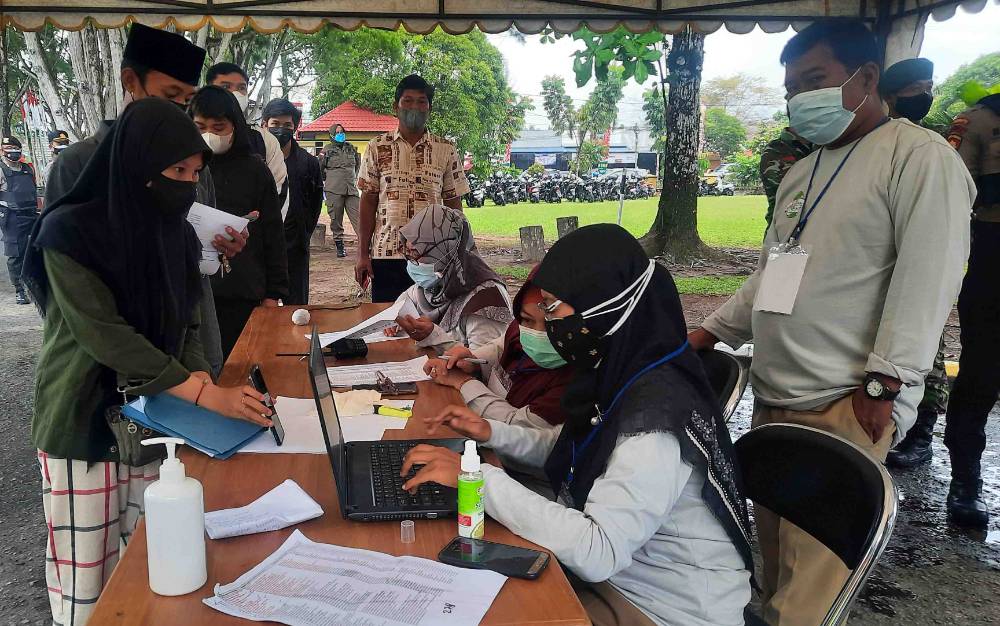Meski Diguyur Hujan, Mahasiswa - Pelajar Antusias Ikuti Vaksinasi