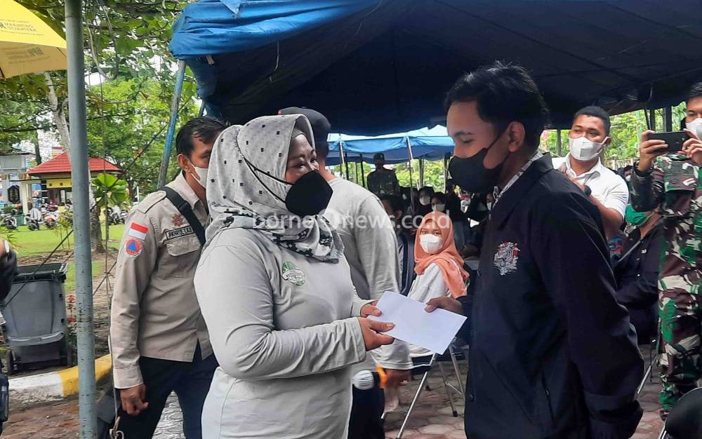 14 Mahasiswa - Pelajar Peserta Vaksinasi di Kobar Terima Bantuan dari Bupati Nurhidayah