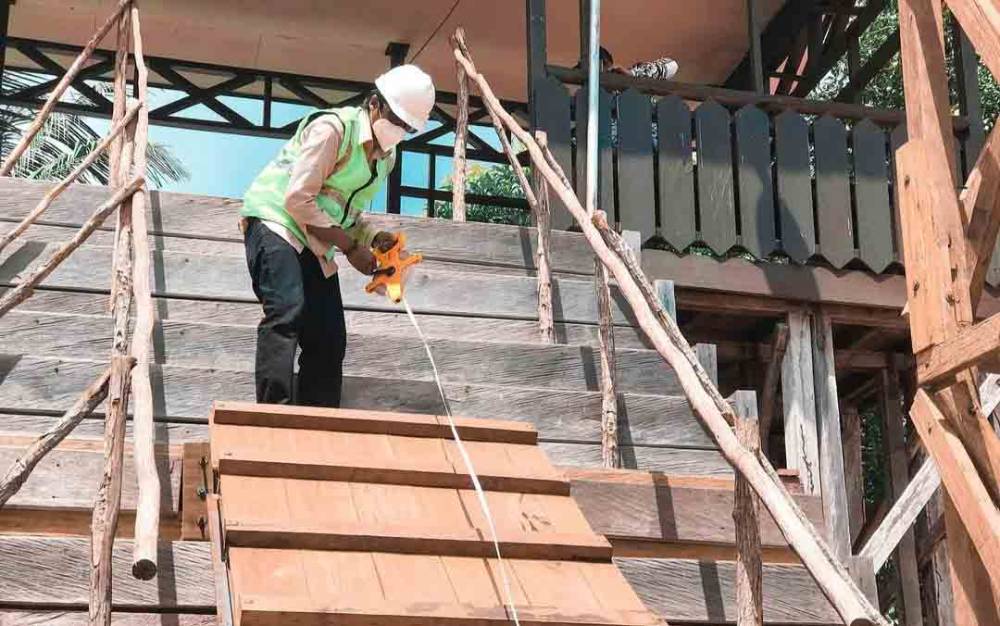 Tim PUPR Palangka Raya mengukur jalur naik turun Dermaga di Kelurahan Kanarakan