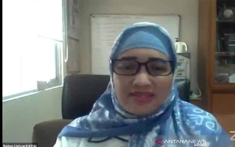 Tangkapan layar Komisioner KPAI, Retno Listyarti dalam rapat koordinasi nasional bertema "Hasil Pengawasan KPAI terkait Persiapan PTM dan Program Vaksinasi Anak Usia 12-17 Tahun Berbasis Sentra Sekolah" dipantau via daring di Jakarta, Senin (30/8/2021). (ANTARA/ Zubi Mahrofi)