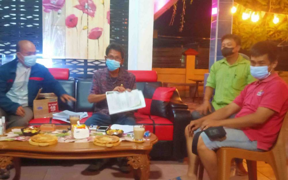 Wikarya F Dirun dan rekan saat menggelar jumpa pers di Palangka Raya, Senin malam, 30 Agustus 2021.