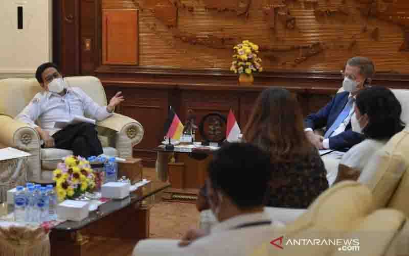 Mendes PDTT Abdul Halim Perdanakusumah Iskandar (kiri) menerima rombongan Kedutaan Besar Jerman di Jakarta, Senin (30/8/2021). (foto : ANTARA/HO-Kemendes PDTT)