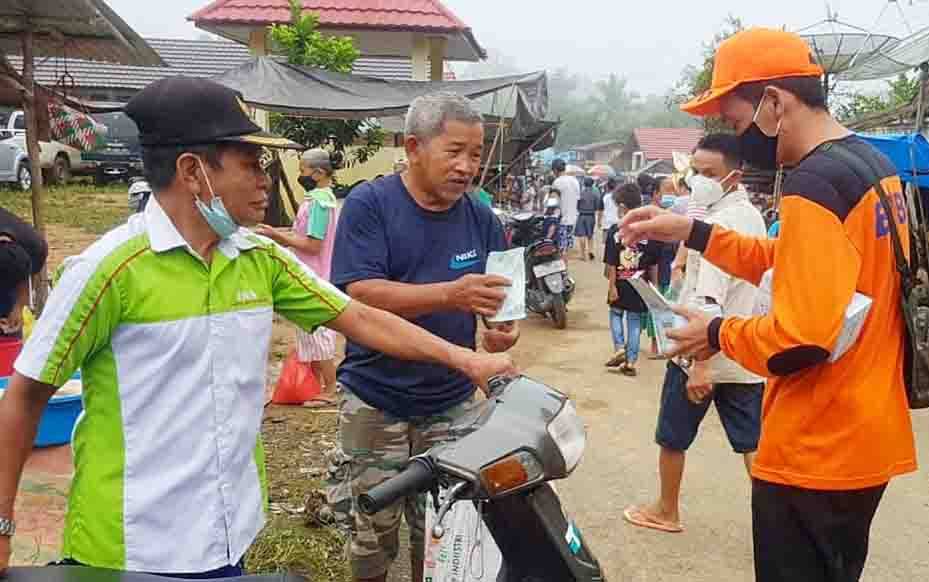 BPBD Damkar Barito Timur Laksanakan 'Serbu Masker' di Pasar Hayaping