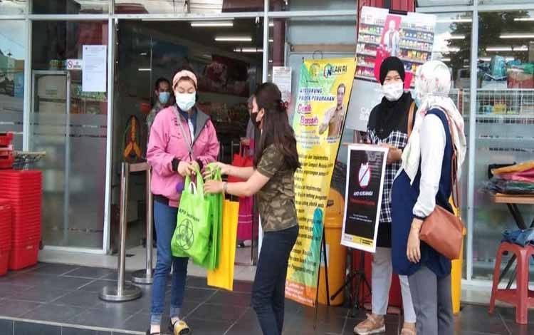 Kurangi Sampah Plastik, DLH Palangka Raya Bagikan Tas Belanja
