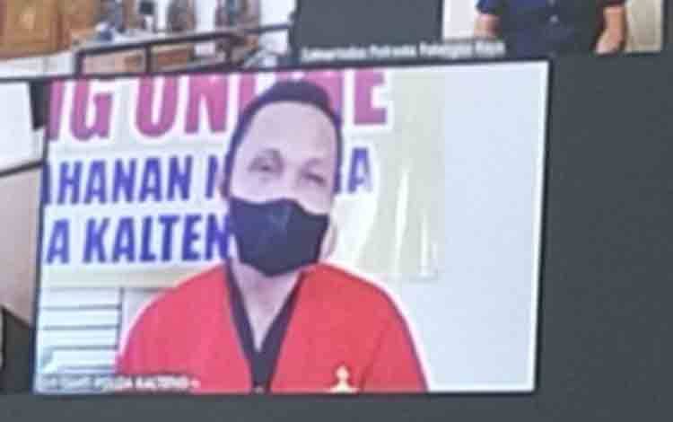 Terdakwa saat menjalani sidang virtual di PN Palangka Raya