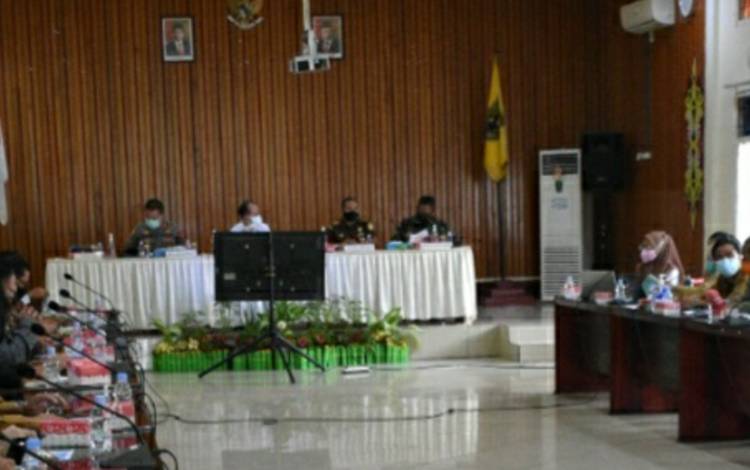 Suasana saat Rapat koordinasi dan evaluasi pengendalian Covid-19 penerapan PPKM, bertempat di Aula Bappeda Kapuas, Selasa 31 Agustus 2021.